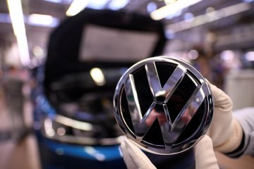 Bursa saham Jerman ditutup melemah, namun saham Volkswagen melonjak