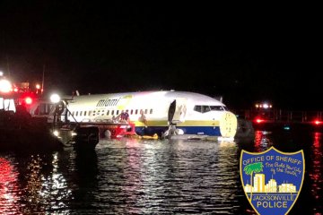 Pesawat Boeing 737 tercebur ke sungai saat akan mendarat di Jacksonville, Amerika Serikat