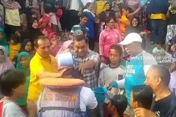 Warga Tangerang Keramas Bareng Di Cisadane Jelang Ramadhan