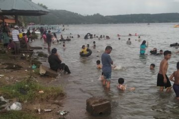 Objek Wisata Tanjung Mutiara Dipadati Warga Mandi Balimau Antara Sumbar