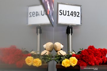 Bunga dan boneka duka cita untuk korban kecelakaan pesawat Sukhoi