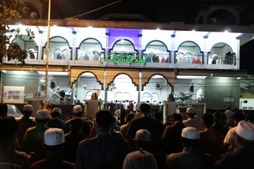 Jamaah Masjid Alkhairaat Palu shalat tarawih meluber ke badan jalan