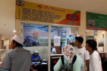 Pemudik di terminal Pulo Gebang 900 orang per hari