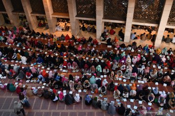 Buka puasa hari pertama Ramadhan di masjid Istiqlal