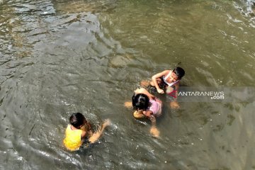 Gubernur Jatim bersiap teruskan pembangunan tanggul antisipasi banjir