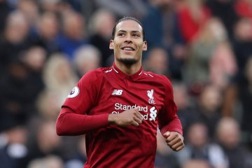 Jelang lawan Barcelona, Van Dijk absen di sesi latihan Liverpool