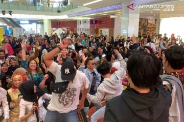 Panggung dangdut "Harmoni Cinta Indonesia" goyang Kota Nanjing