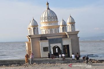 Ngabuburit di masjid terapung