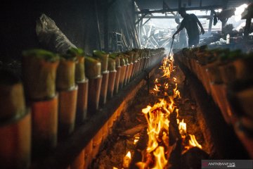 Pembuatan lemang bambu