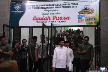 Presiden Jokowi shalat tarawih di Palangka Raya
