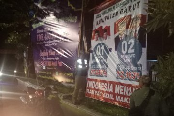 15 atribut klaim kemenangan Pilpres 2019 di Garut ditertibkan