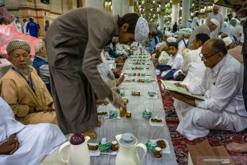 Buka Puasa di Masjid Nabawi