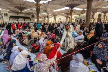 Pembagian takjil di Mesjid Nabawi