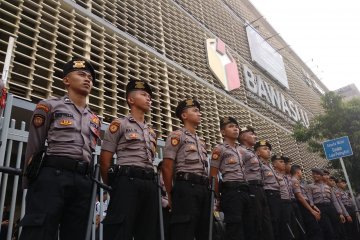 Polisi bubarkan pengunjuk rasa di Bawaslu