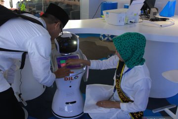 Bermain robot di Digital Lounge Bandara Soetta