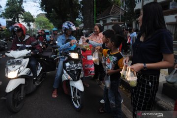 Umat Katolik bagikan makanan takjil