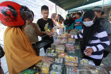 Warga "serbu" penjualan takjil