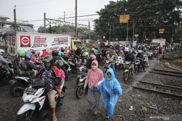 Penutupan perlintasan kereta sebidang di Cakung