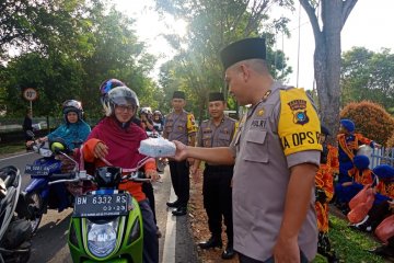 Kapolres Bangka Barat berbagi "takjil" kepada pengendara di Muntok