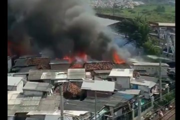 Pemukiman padat penduduk di Kampung Bandan terbakar