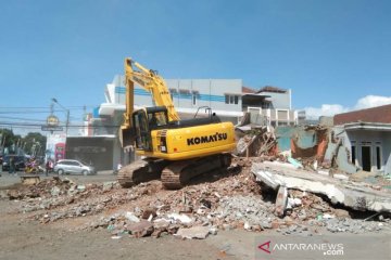 Bangunan terdampak reaktivasi jalur kereta  di Garut Kota dibongkar