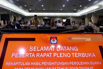 KPU Jatim bacakan berita acara pleno rekapitulasi suara pemilu 2019