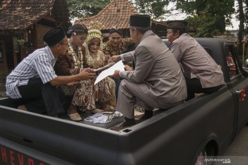 Nikah bareng di mobil antik