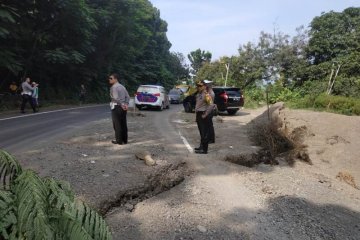 Jalur nasional perlintasan Paseh di Sumedang ambles