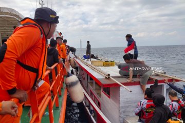 Basarnas Kupang selamatkan 15 awak kapal nelayan