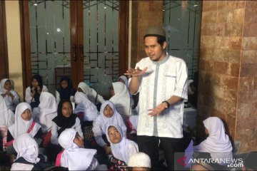 Menanti buka puasa sambil belajar agama di Masjid Sunda Kelapa