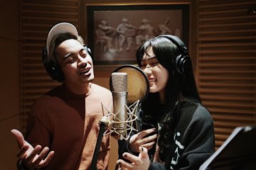 Isyana - Gamaliel berkolaborasi untuk lagu tema "Aladdin"