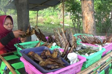 Ikan asap jadi kuliner favorit di jalur pantura Probolinggo