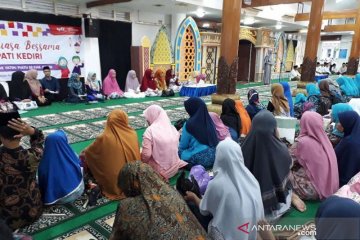 Pemkab Kediri berbagi dengan 2.000 yatim non-panti