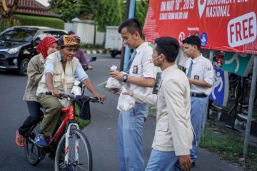Siswa membagikan takjil