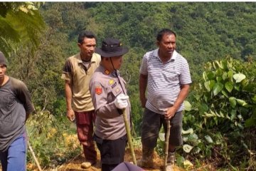 Longsor setinggi 110 meter menimbun delapan penambang liar di Bogor