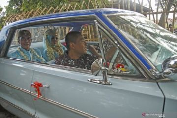 Nikah Bareng Di Mobil Antik
