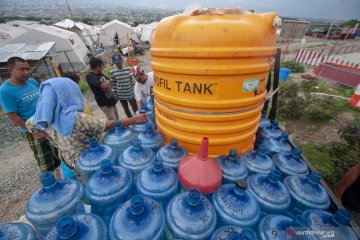 Suplai air minum di kamp pengungsi