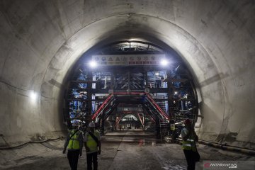 Tunnel Walini tembus bukit