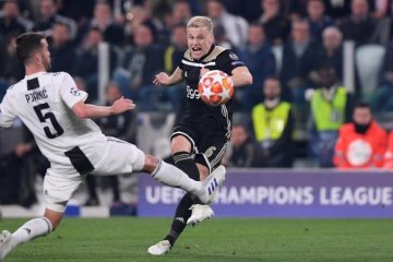 Barcelona dan Real Madrid bersaing dapatkan Van de Beek