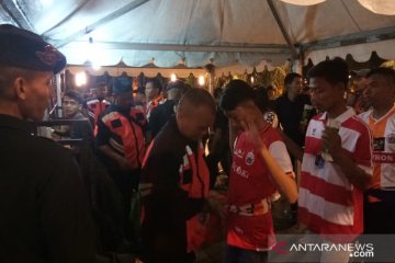 Hujan tak surutkan semangat Jakmania dukung Persija