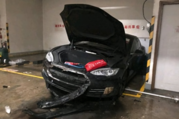 Tesla Model S terbakar di parkiran Hong Kong