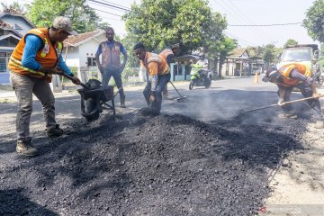 Perbaikan jalan alternatif menuju jalur Pantura di Karawang