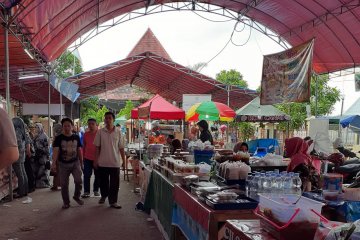 Jelang buka puasa warga serbu kampung Ramadhan At-tsauroh Kota Serang