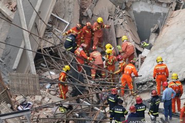 Sebuah gedung runtuh di Shanghai, dikabarkan sembilan pekerja konstruksi masih terperangkap