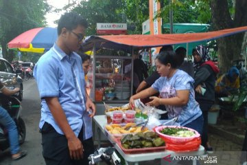 Pasar Santa jelang berbuka dipadati pemburu makanan untuk takjil