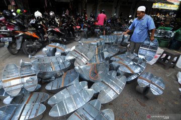 Pedagang timba tembakau di Pamekasan