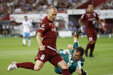 Iniesta dan Torres kesulitan di Jepang