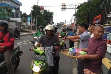 Warga Asrama Mahasiswa Islam Sunan Giri bagikan takjil