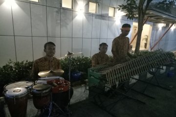 Kesenian angklung siap menghibur di KM 429 Semarang