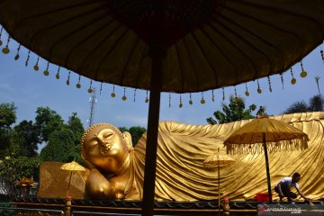 Ritual cuci patung Buddha jelang Hari Raya Waisak